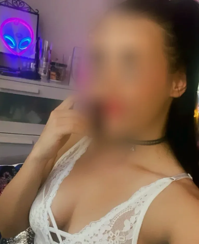 Amira, 21