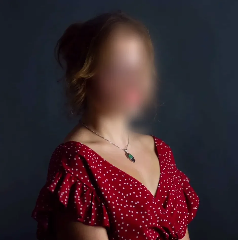 Ellie, 25